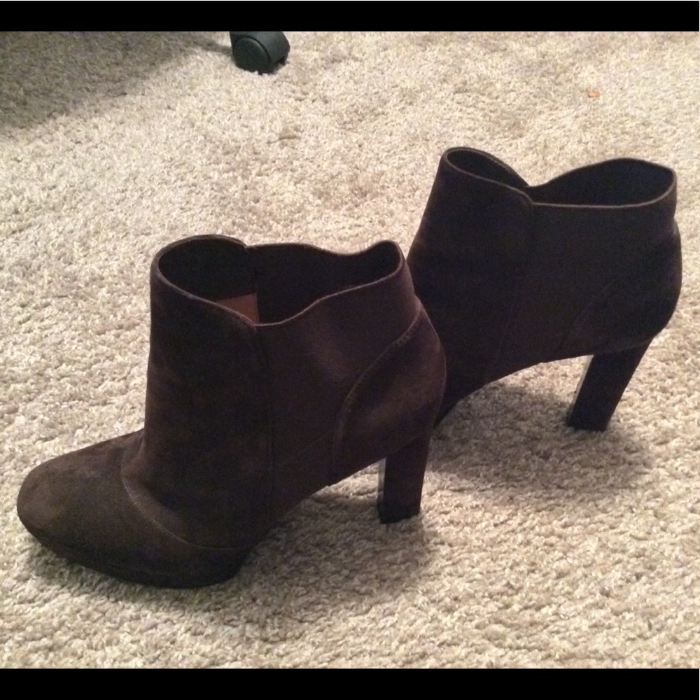 Brown suede via spiga ankle booties